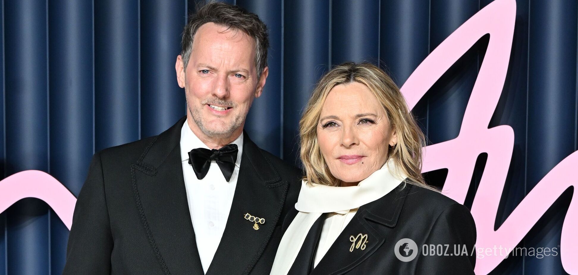 В платье до колен и жакете: звезда сериала 'Секс в большом городе' вышла замуж в 69 лет за гораздо более молодого возлюбленного. Фото