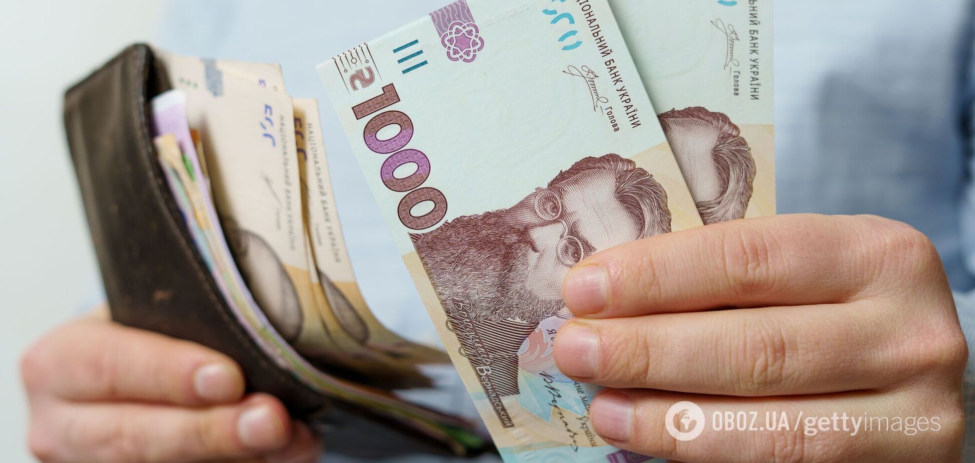 Кошелек и купюры по 1000 грн. Иллюстрация