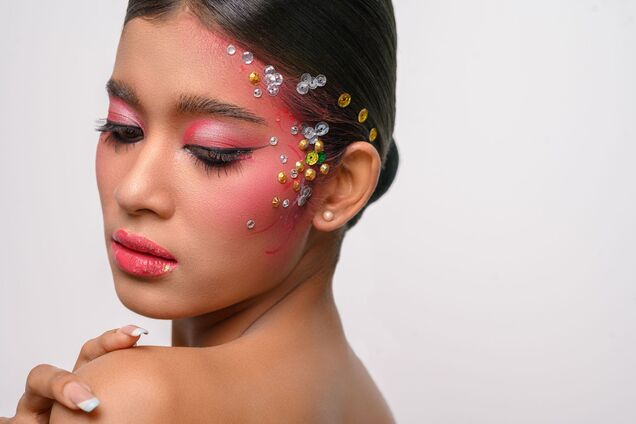 Максималізм в усьому: 5 трендів макіяжу на зиму 2026 року