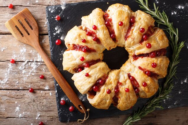 Різдвяний віночок з листкового тіста: додайте всередину сир брі та соус із журавлини