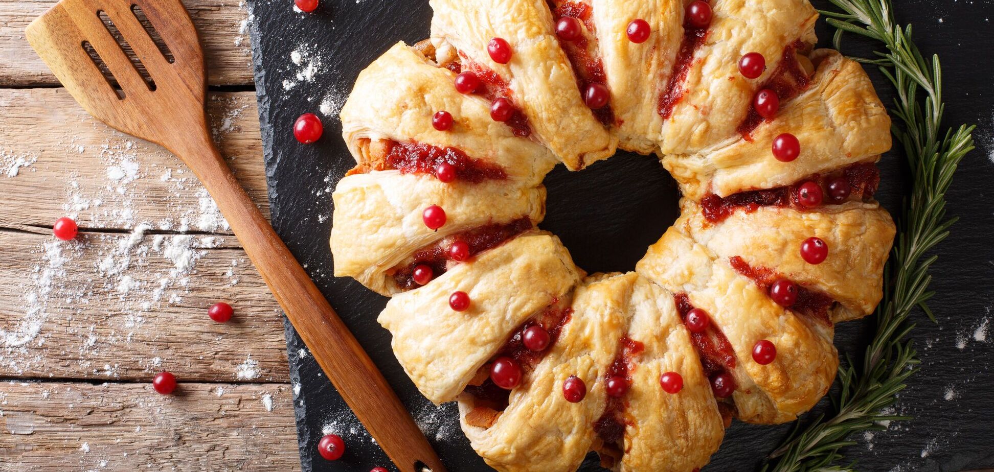 Різдвяний віночок з листкового тіста: додайте всередину сир брі та соус із журавлини