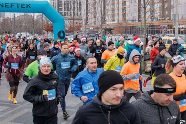 В новогодних костюмах, сказочных образах посетили участники благотворительный забег в Днепре 'Mykolaychiky Charity Run'