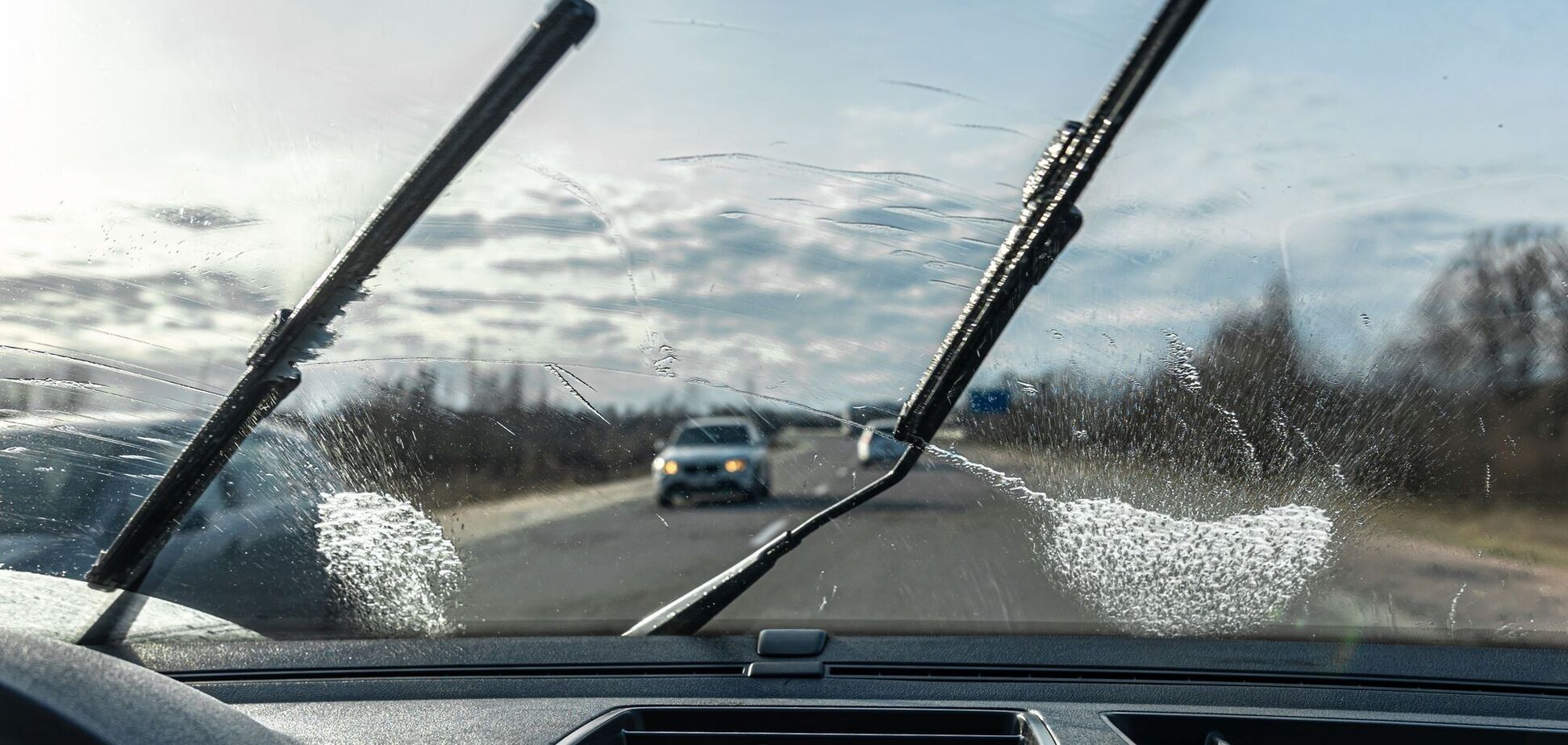 Водіїв закликали одягати старі шкарпетки на склоочисники: що це дасть