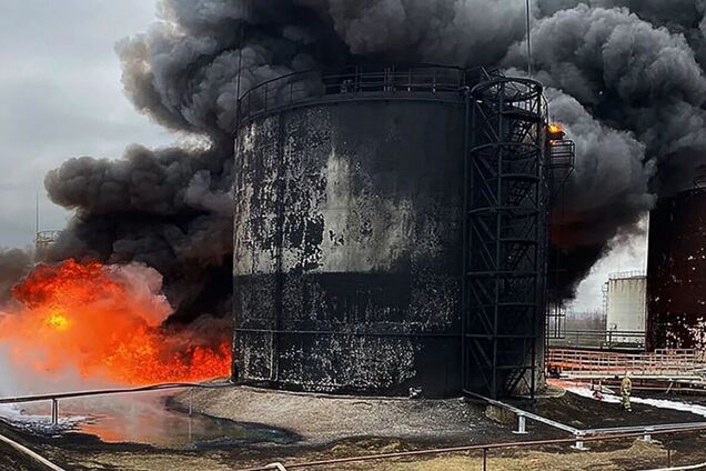 В сети показали последствия атаки на нефтебазу в Ливнах Орловской области РФ: спутниковые фото