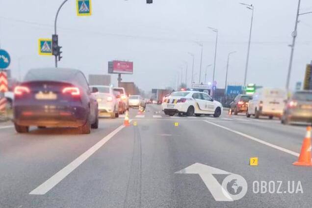 У Києві на Кільцевій дорозі вантажівка на переході збила на смерть жінку. Подробиці ДТП та фото