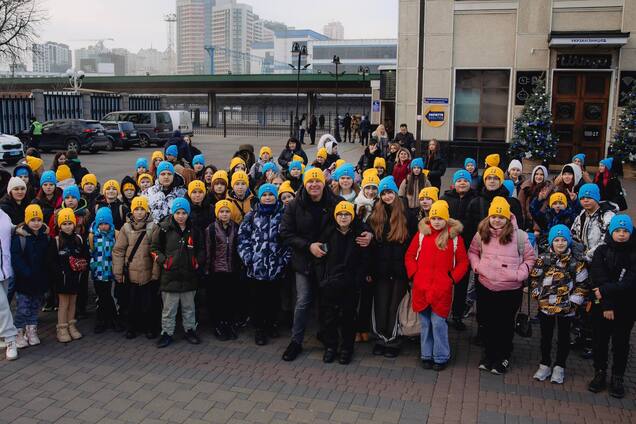 В Киеве команда Helper Украина устроила праздник ко Дню Николая для 100 детей из Запорожья
