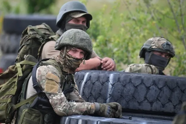 В Крыму оккупанты разместили оборонительные сооружения рядом с детским садом и школой. Спутниковые снимки
