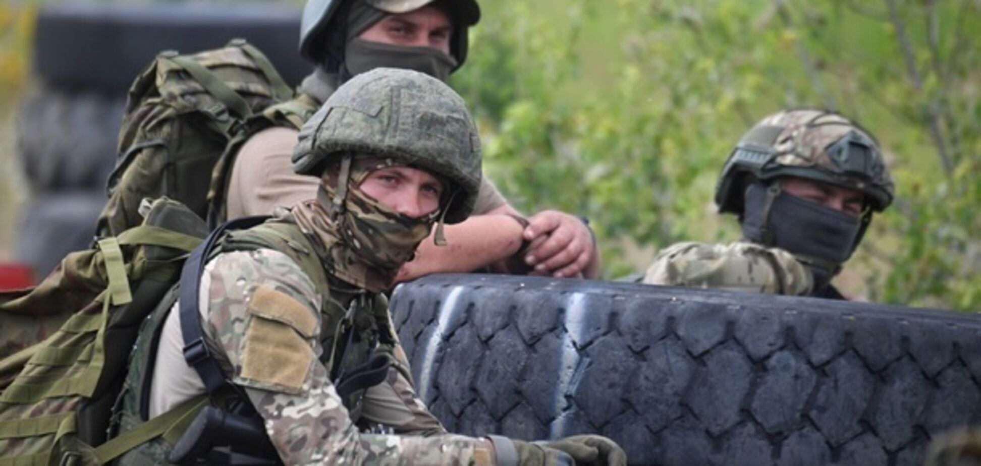 Оккупанты устроили окопы возле школы и детского сада в Белогорском районе