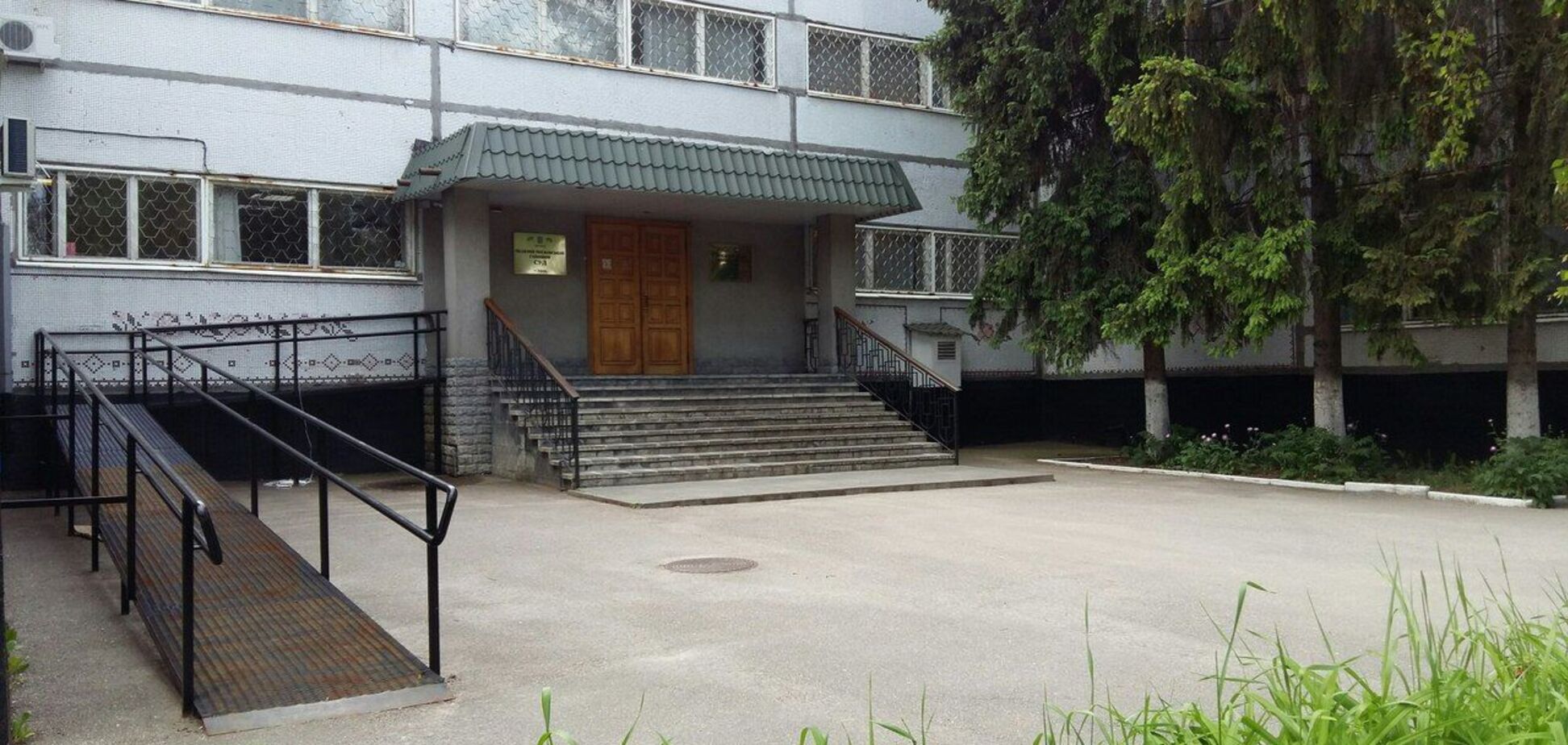 У Харкові судили чоловіка, який кидав цеглу у військових ТЦК, погрожував їм ножем і нецензурно лаявся: як покарали