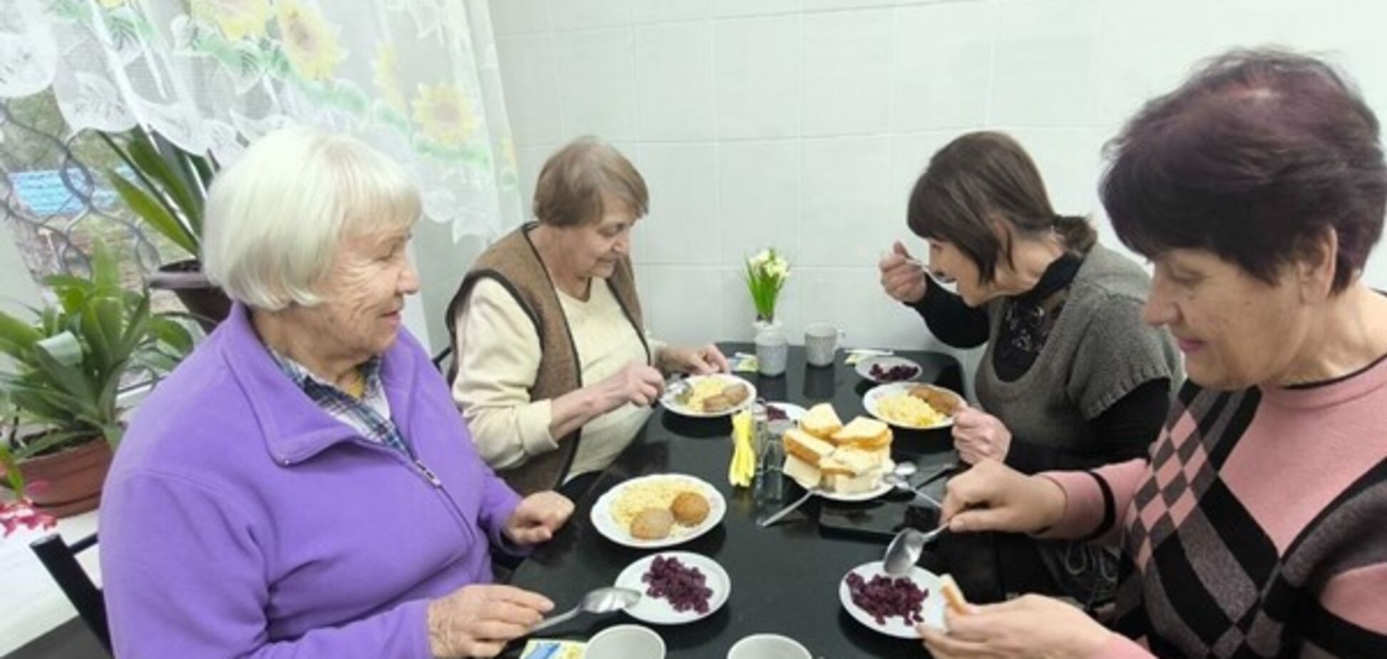 Гаряче харчування без перерв: підопічні терцентру розповіли, як про них турбуються навіть під час блекаутів