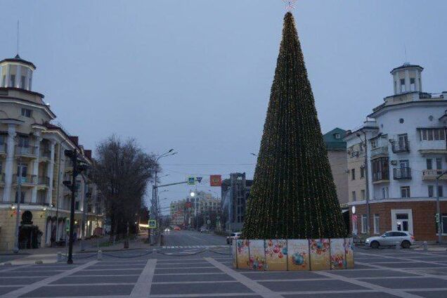 Будут танцевать и петь: в Мариуполе оккупанты установили новогоднюю елку возле драмтеатра, где погибли сотни людей