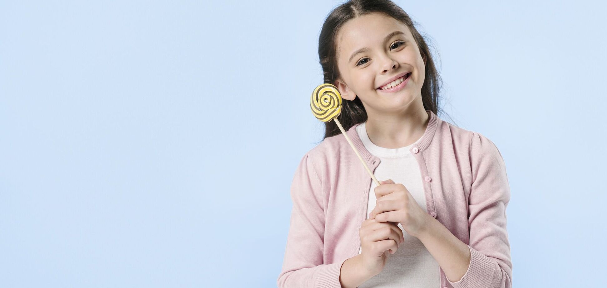 'Веселих свят!' Школи і дитсадки Чернівців отримали подарунки до Дня Святого Миколая із протермінованою датою: деталі скандалу