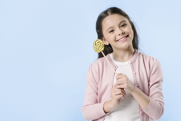 Школи і дитсадки Чернівців отримали подарунки до Дня Святого Миколая із протермінованою датою: деталі скандалу