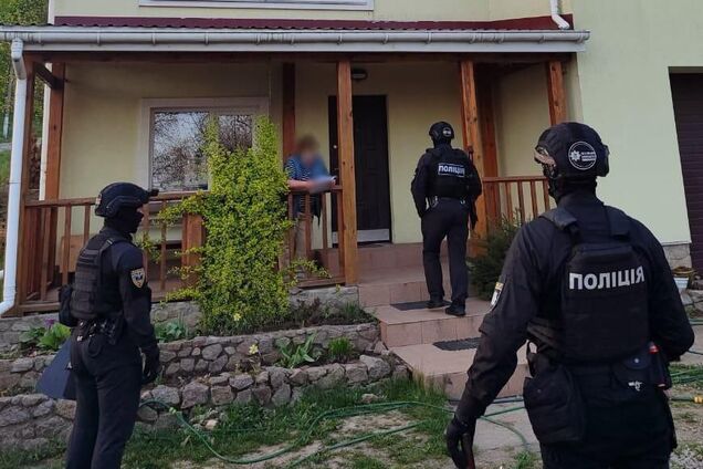 Заробляли десятки тисяч доларів: в Україні викрили угруповання, що продавало дітей за кордон для усиновлення. Фото