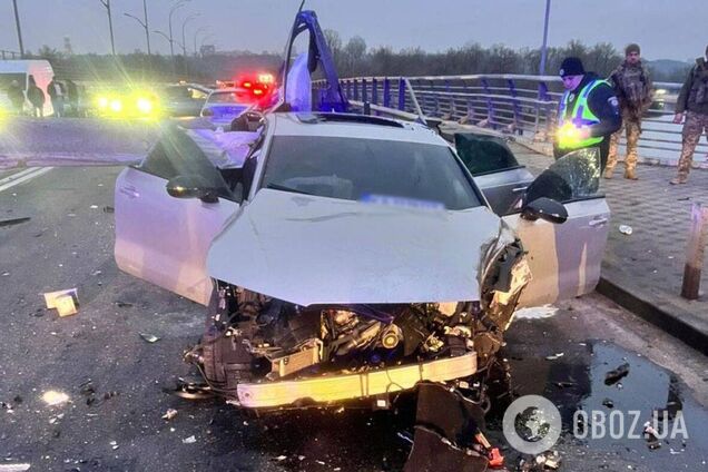 Відбійник пробив машину наскрізь: у Києві через ДТП повністю перекрито рух мостом Метро, є постраждалі. Фото