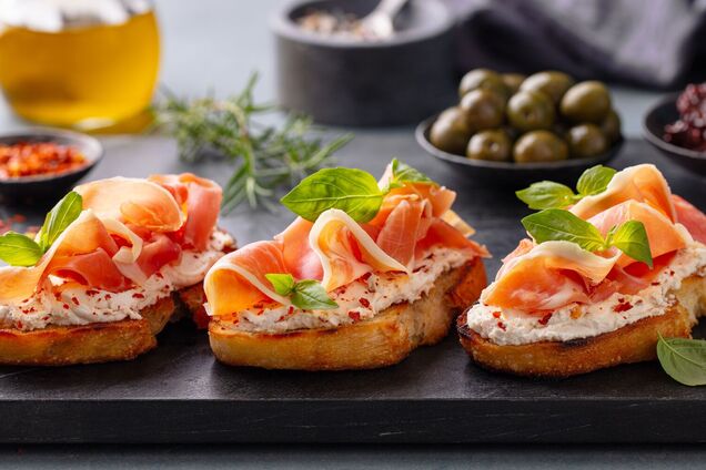Изысканные брускетты с хамоном и хурмой для праздничного стола: готовятся элементарно