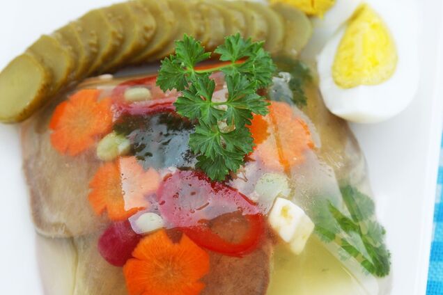Как приготовить вкусное заливное с языка на праздники: делимся простым пецептом