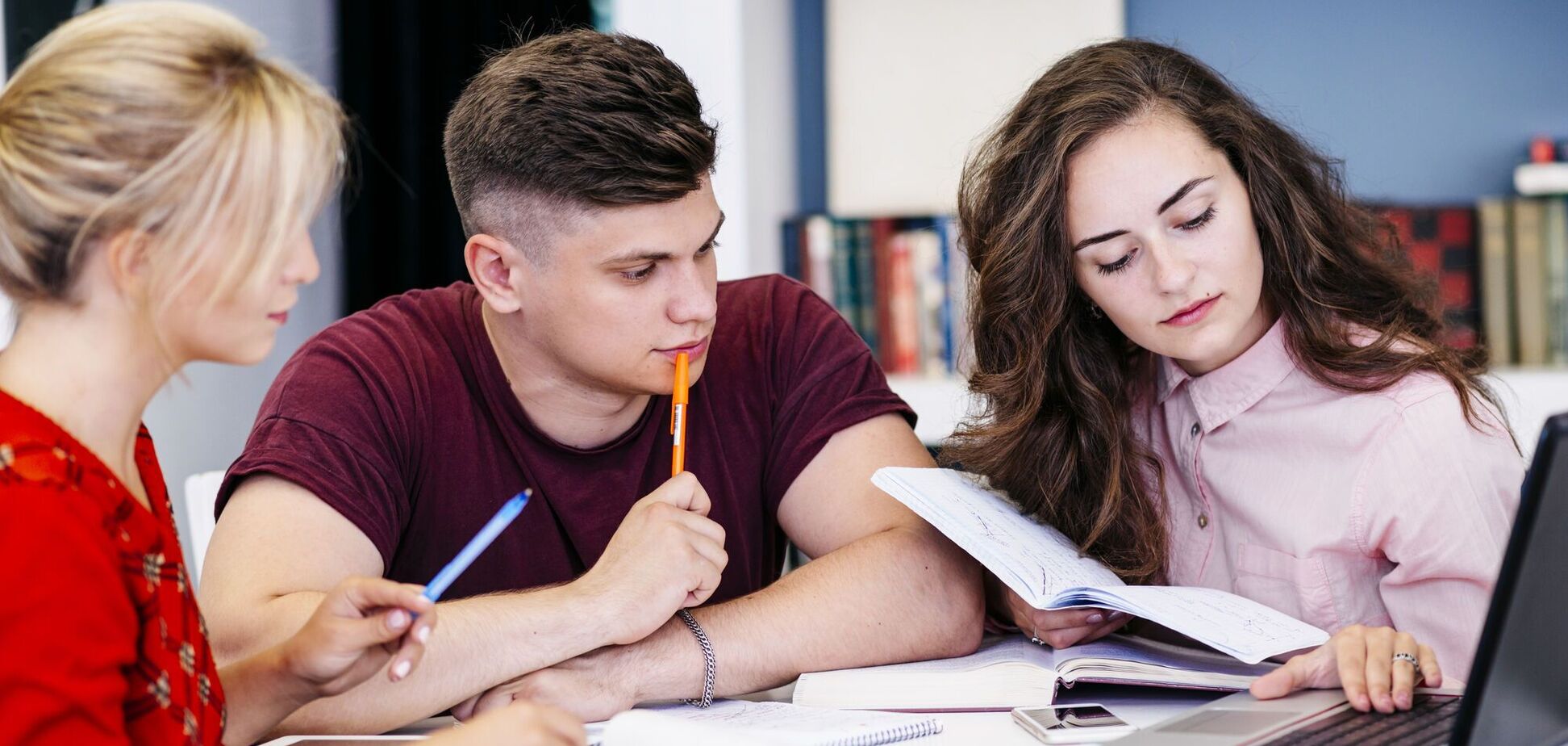 Викладач історії влаштував пастку, щоб спіймати студентів на списуванні з ШІ: що показав експеримент