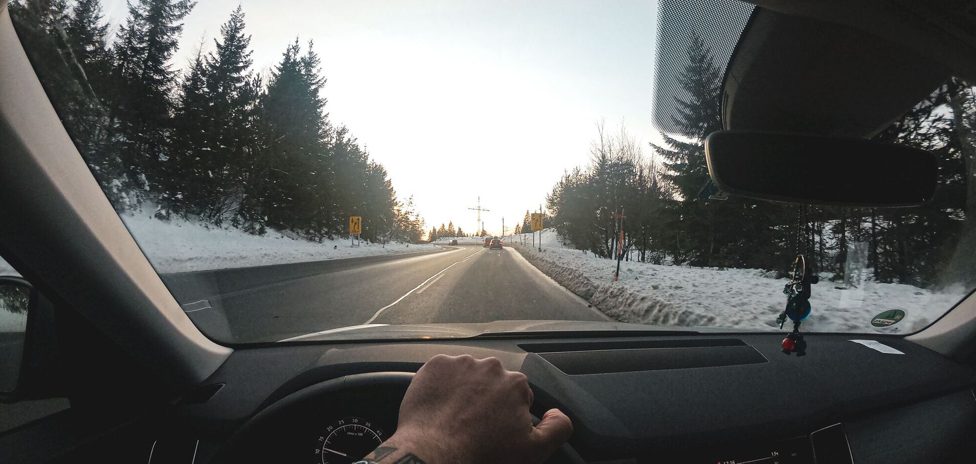 Що зробити, щоб лобове скло не замерзало за ніч: лайфхак для автомобілістів