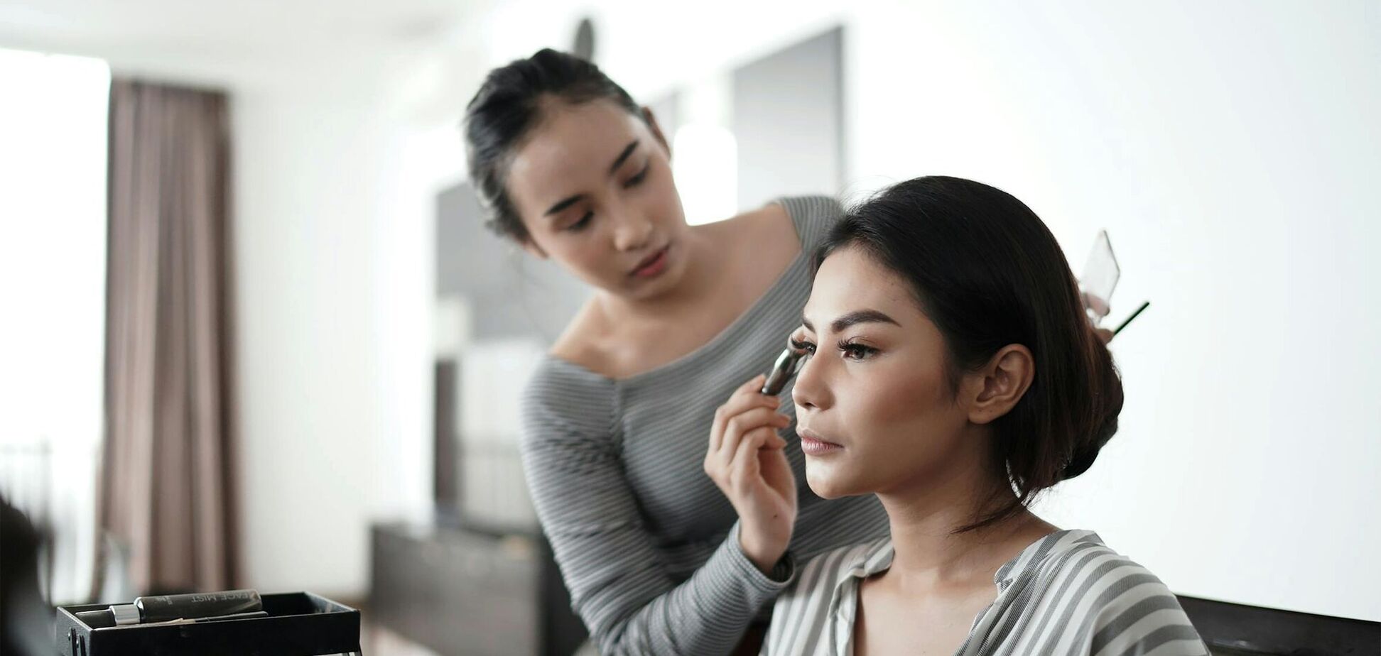 Вы будете поражены: необычный цвет туши делает глаза больше