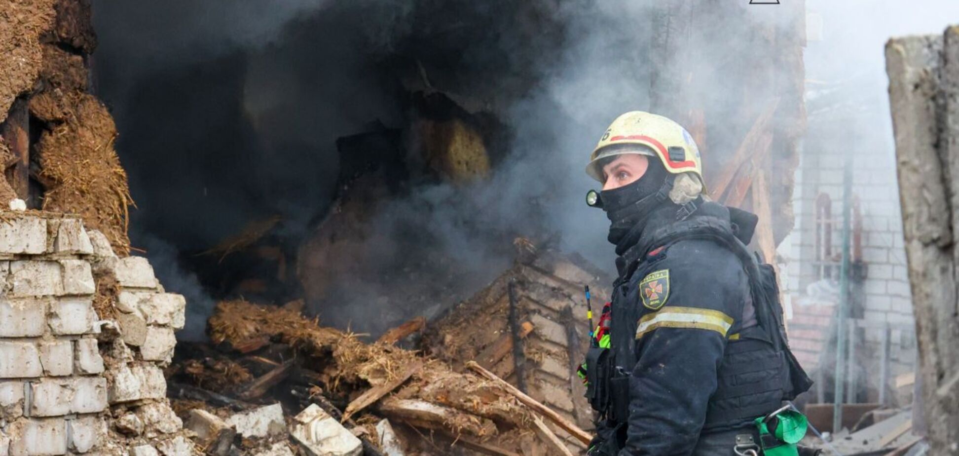 В Харькове вспыхнул частный дом после атаки РФ, есть погибшая и раненые. Фото