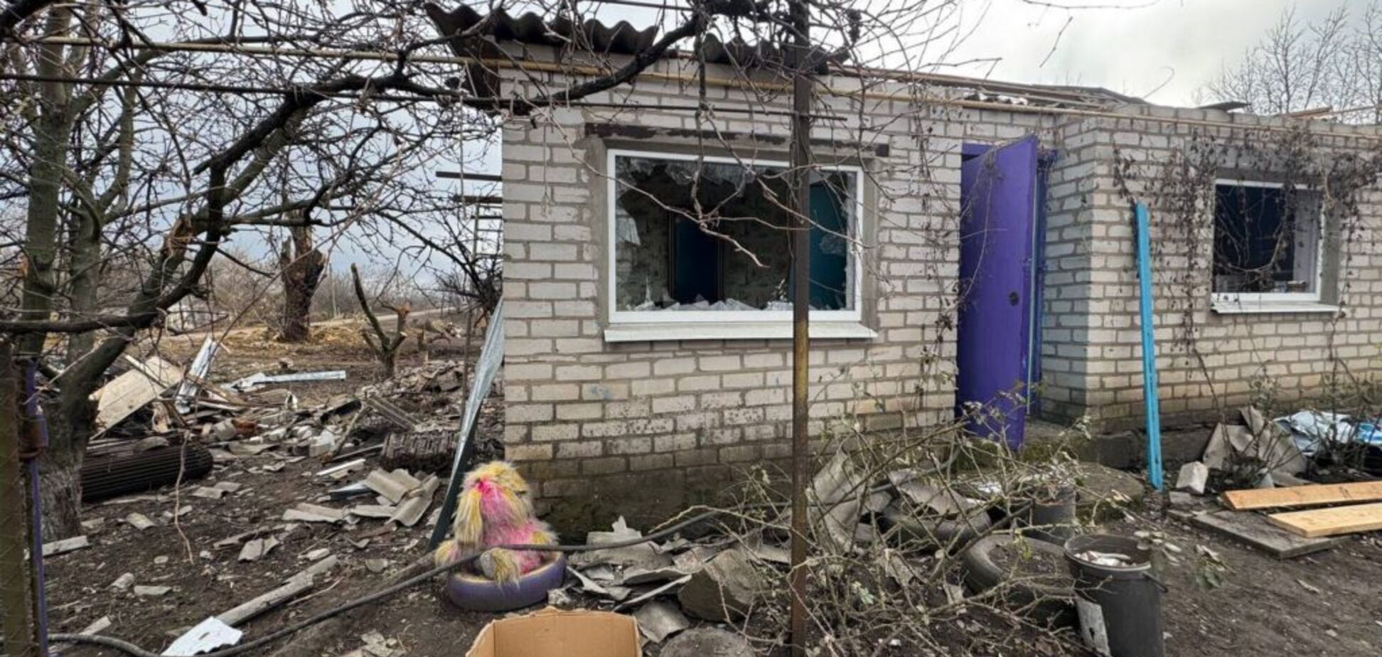 Разбитые дома, сгоревшие авто, пустые улицы: появилось видео из села на Днепропетровщине, которое уничтожили россияне