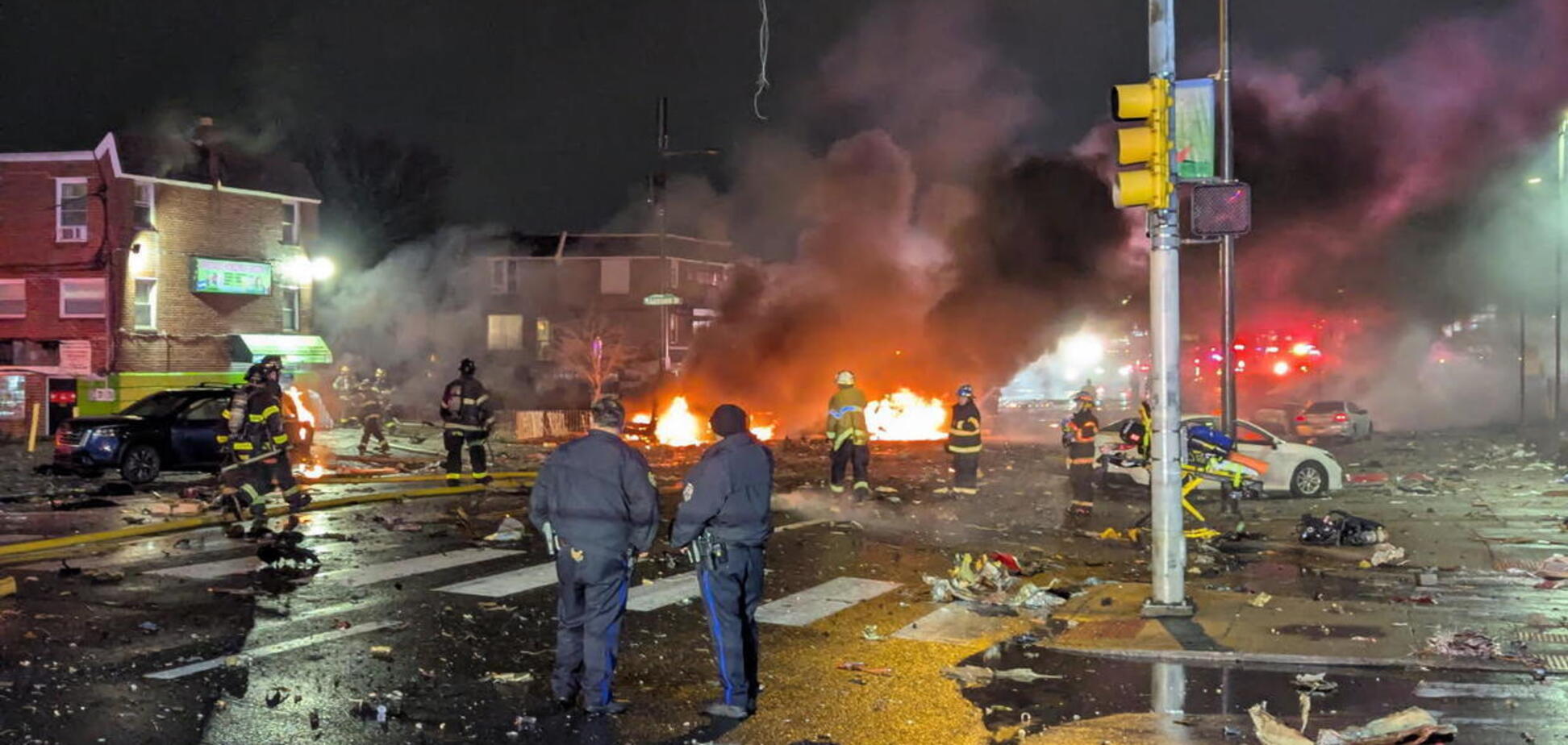 В США разбился еще один самолет: он упал возле торгового центра, вспыхнули пожары. Видео
