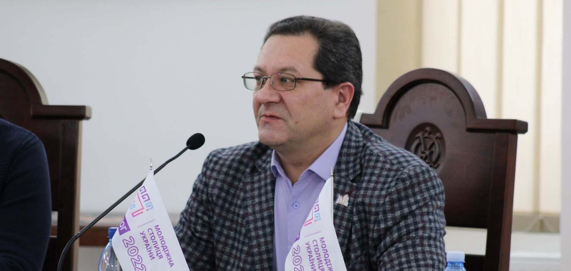 Пьяным пел российские песни и напал на журналистку: в Ровенской области досрочно уволили с должности мэра Острога