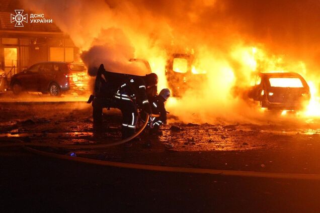 В Сумах 'Шахед' попал в стоянку возле дома: многие машины повреждены, выбиты окна. Фото и видео
