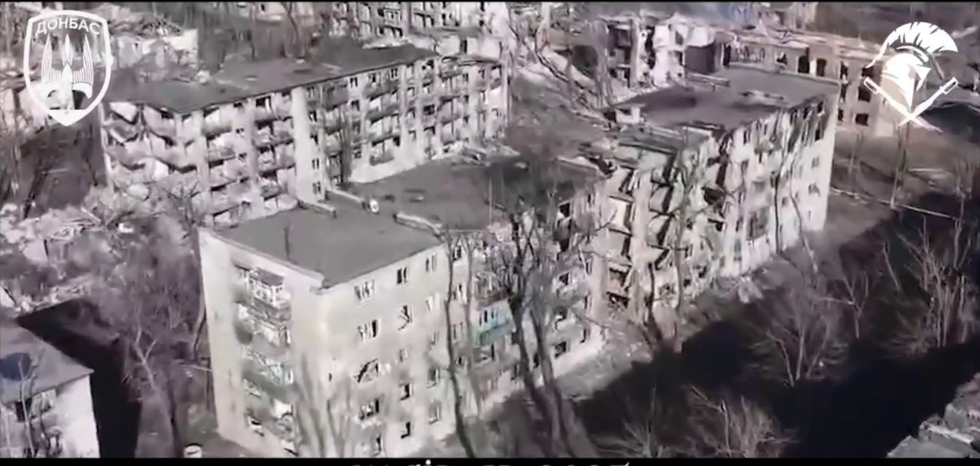 Над руинами поднимается дым: в сети показали, как выглядит Часов Яр с высоты. Видео