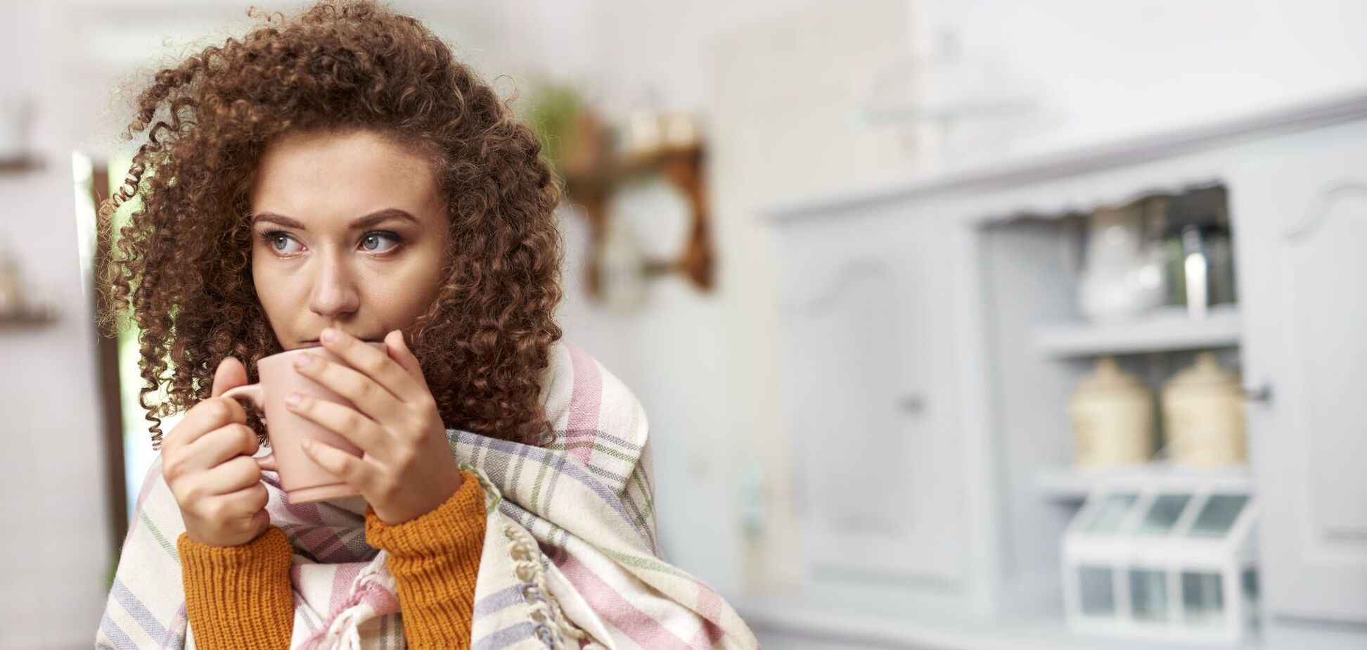 6 продуктов, которых следует избегать при боли в горле