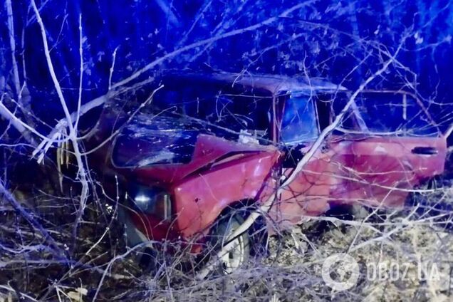 На Київщині п’яний водій з’їхав у кювет та протаранив дерево: серед постраждалих – дитина. Фото