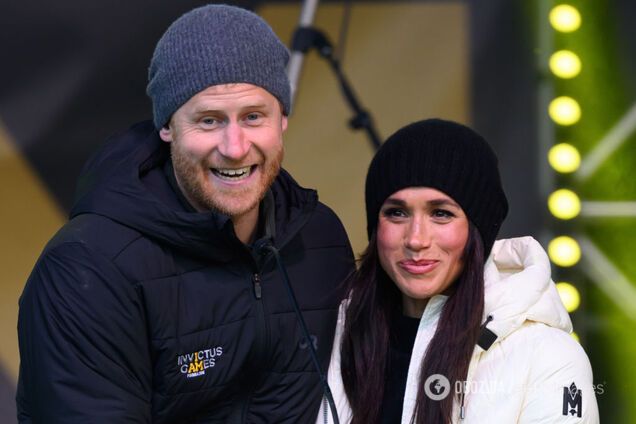 Принц Гарри пошутил над женой во время выступления на сцене: искренняя реакция Меган Маркл порадовала сеть. Видео