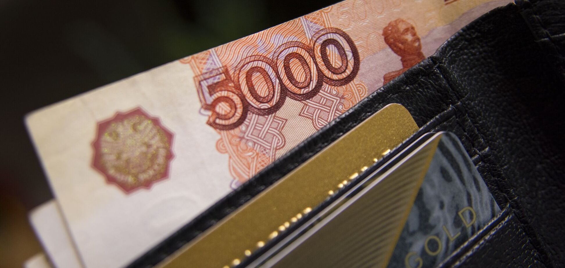 Росіянам почали блокувати банківські картки