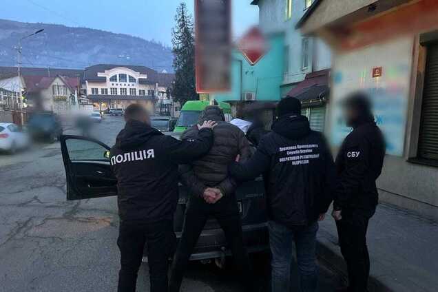 $11 тисяч за 'перспективу' замерзнути в Тисі: на Закарпатті викрили канал нелегальної переправи чоловіків за кордон. Фото