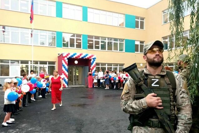 Оккупанты агитируют девятиклассников в Луганской области заключать контракты с армией РФ после школы