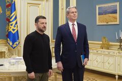 Глава Минфина США встретился с Зеленским в Киеве и передал первый драфт соглашению о партнерстве: что известно