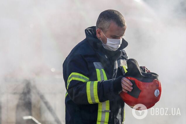 У Києві біля моста Патона під час руху загорівся тролейбус. Подробиці, фото та відео