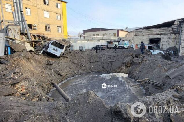 Глубокая воронка от российской ракеты, поврежденные здания и автомобили: последствия утренней атаки РФ по Киеву. Фоторепортаж