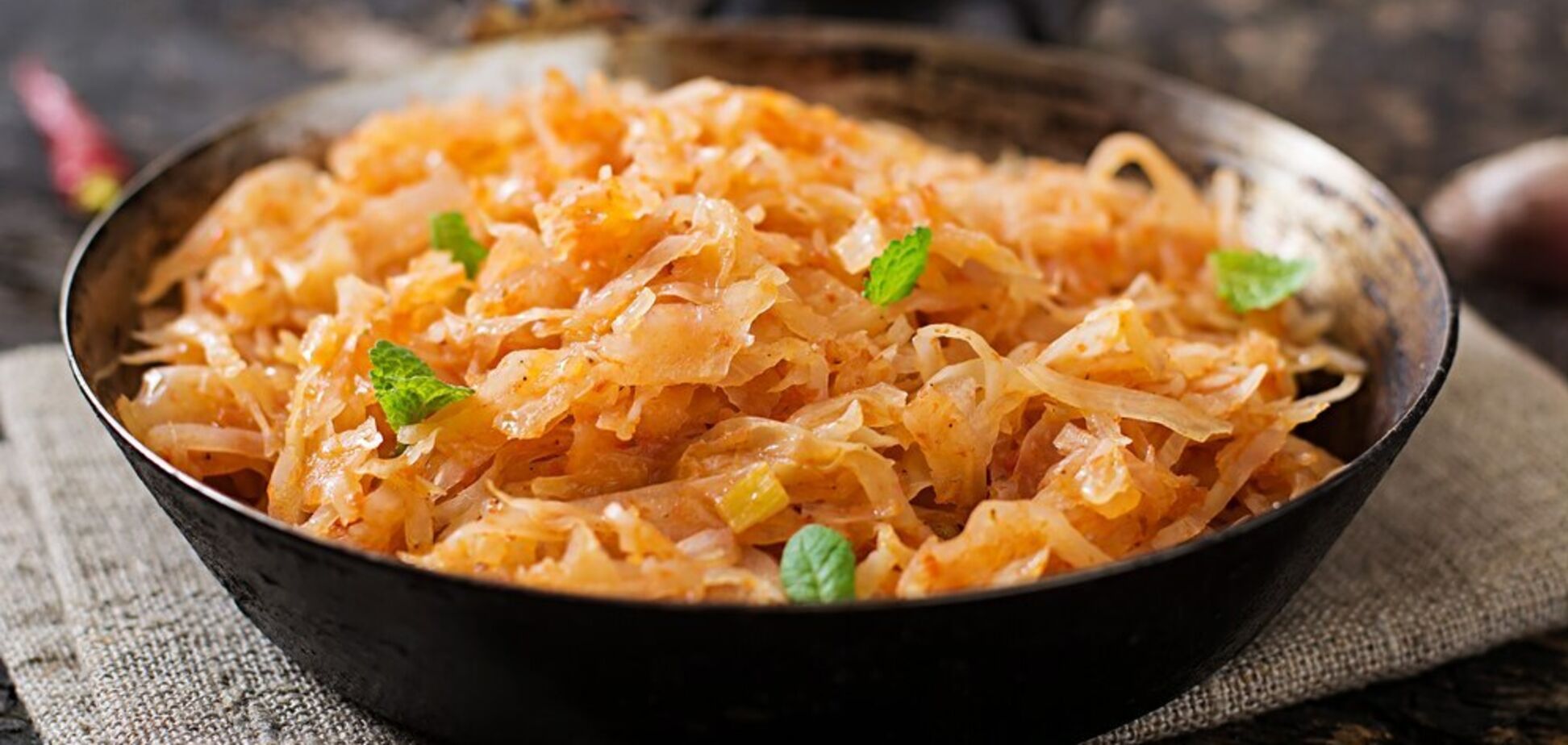Тушеная капуста будет гораздо вкуснее: какой ингредиент обязательно добавить в блюдо
