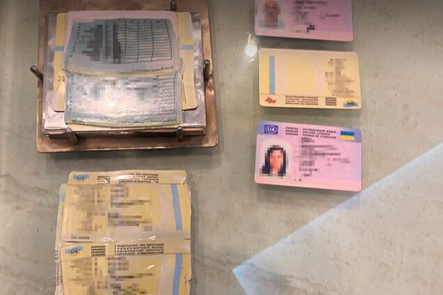 Украинцы 'получали' поддельные водительские удостоверения