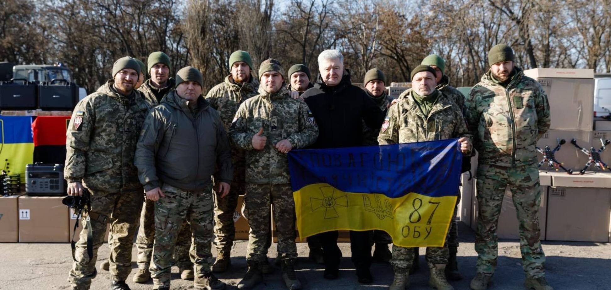 "Должны бороться бок о бок, а не плести политические интриги": Порошенко привез защитникам из Покровского направления дроны и технику