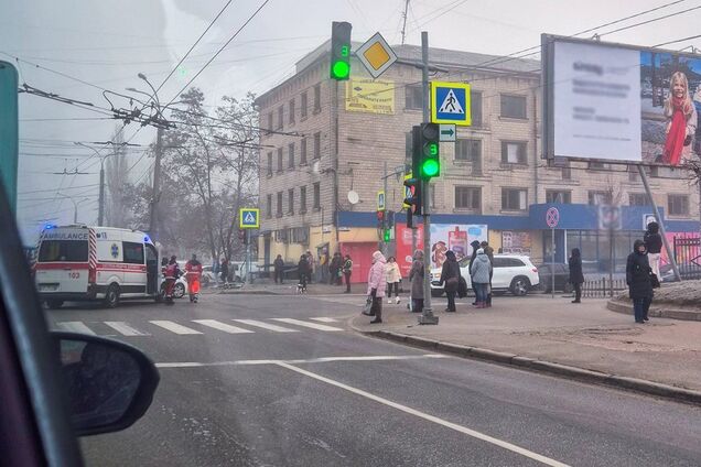 В Чернигове произошло ДТП с участием мусоровоза и Volvo: среди пострадавших – несовершеннолетняя. Фото и видео