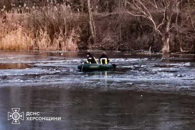 На Херсонщине пятеро детей провалились под тонкий лед: спасти удалось только двоих из них. Фото и видео