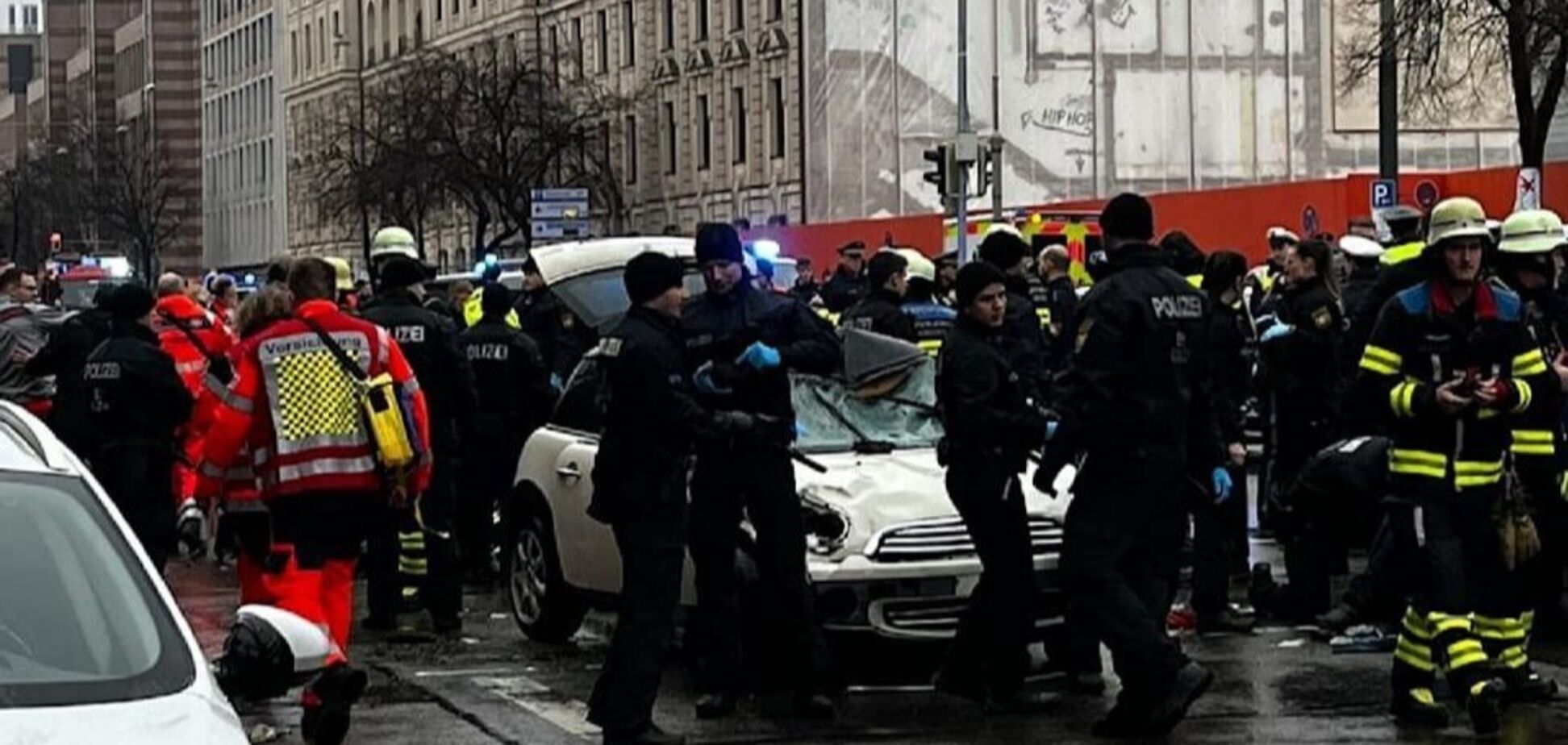 В Мюнхене автомобиль влетел в толпу людей, много пострадавших. Фото и видео