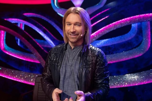 Постригся і відпустив бороду: Олег Винник зустрівся з 'вовчицями' перед першим за три роки концертом. Відео