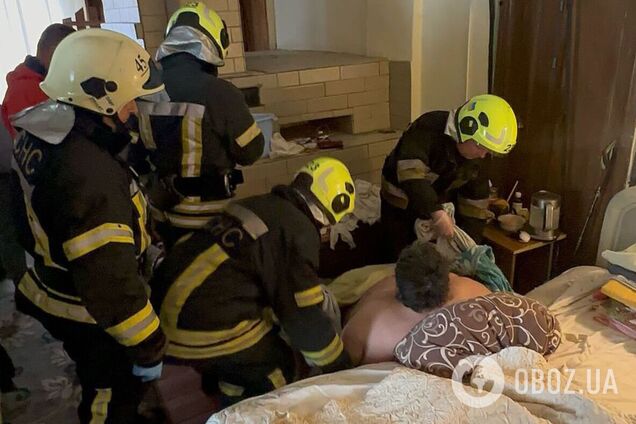 Упал и не смог подняться: под Киевом спасатели помогли 250-килограммовому мужчине. Фото