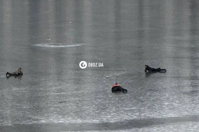 У Києві на озері врятували військового, який ледь не провалився під воду. Фото та відео