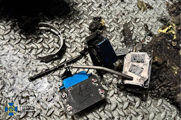 Був споряджений фугасною бойовою частиною: СБУ показала уламки російського дрона, який атакував ЧАЕС. Фото