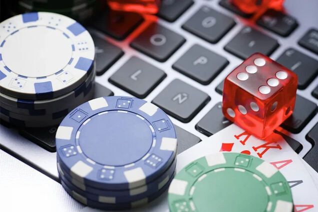 Фішки казино, дайс і клавіатура як символ онлайн-казино